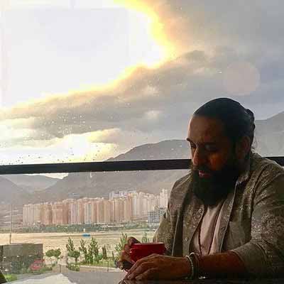 دانلود آهنگ روزبه نعمت الهی عزیز بشینه کناروم