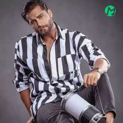 دانلود آهنگ آدم انقده آروم کنارت که یهو میبینه دچارت شده