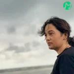 دانلود آهنگ باید بدون خنده ی تو سر کرد
