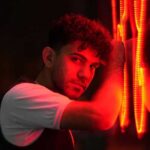 دانلود آهنگ بعد مه با کی سرت گرم شده