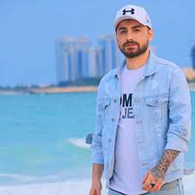 دانلود آهنگ ساده میپوشه ساده میگرده با همین کاراش عاشقم کرده