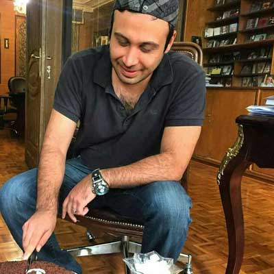 دانلود آهنگ دیوار بی در از محسن چاوشی / قدیمی (هی سر به راه تر هی سربه زیر تر) + کلیپ استوری
