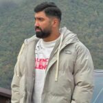 دانلود آهنگ ساعت پنج از جواد عباسی (ساعت پنج بَوه دل تیسه تنگ بَوه) مازندرانی عاشقانه